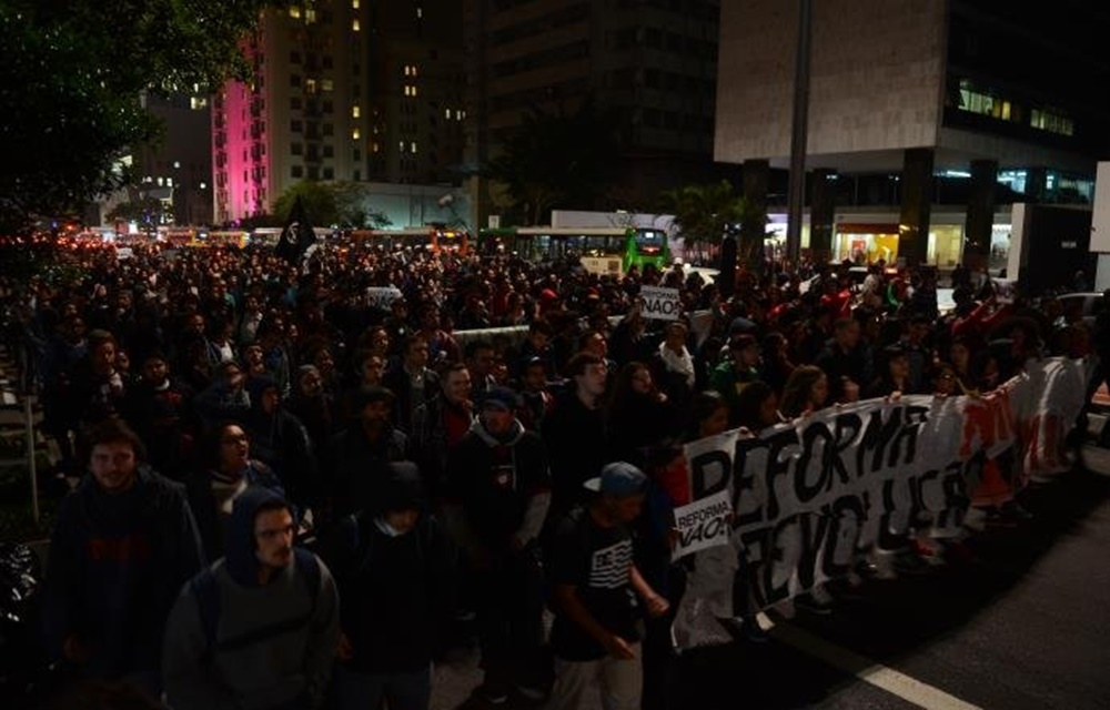 Ir para  <p>Terminou por volta das 21h desta segunda-feira ato contra a a reforma do Ensino M&eacute;dio, definida em Medida Provis&oacute;ria pelo governo Michel Temer em S&atilde;o Paulo. Ap&oacute;s passarem pela frente do...